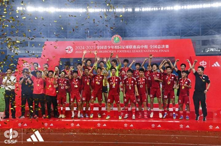 助校园体育发展校园足球
！阿迪赞助全国青少年校园足球联赛高中组圆满落幕