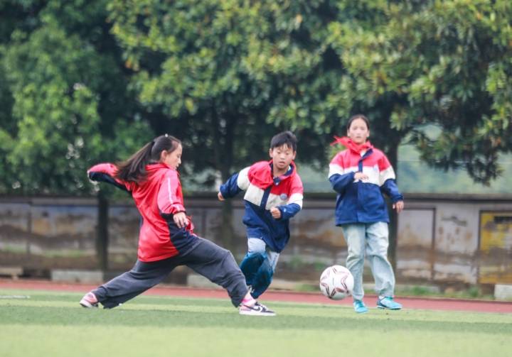 黔西市金碧镇第三小学：足球校园 快乐成长