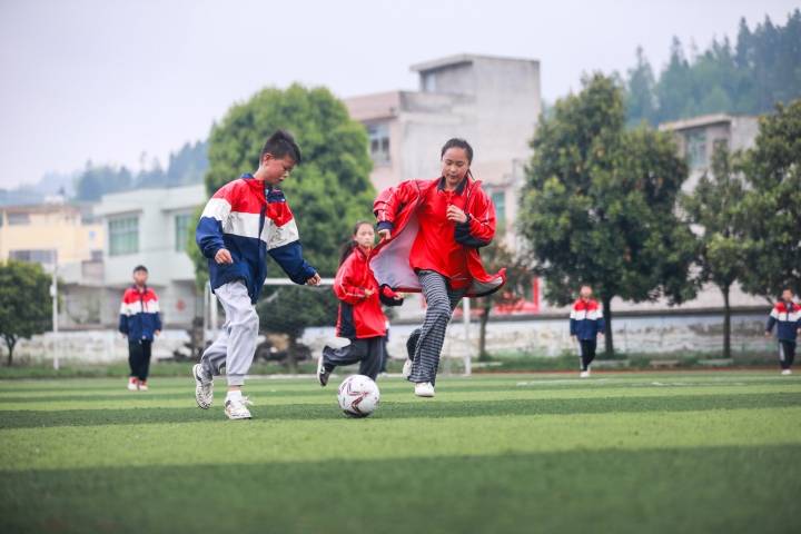 黔西市金碧镇第三小学：足球校园 快乐成长