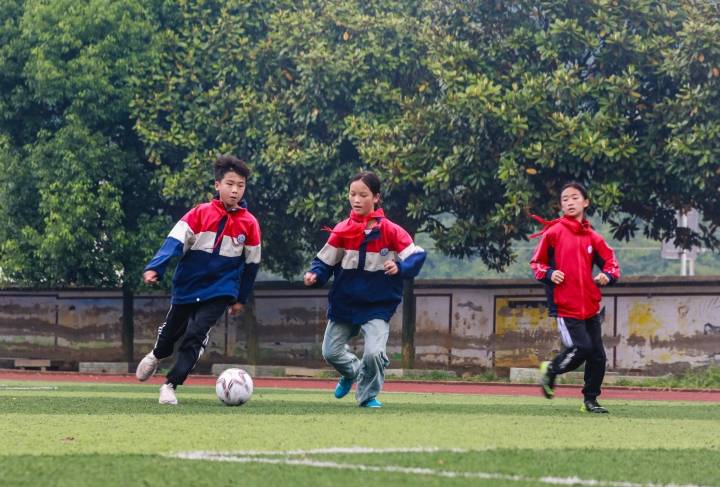 黔西市金碧镇第三小学：足球校园 快乐成长