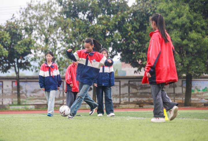 黔西市金碧镇第三小学：足球校园 快乐成长