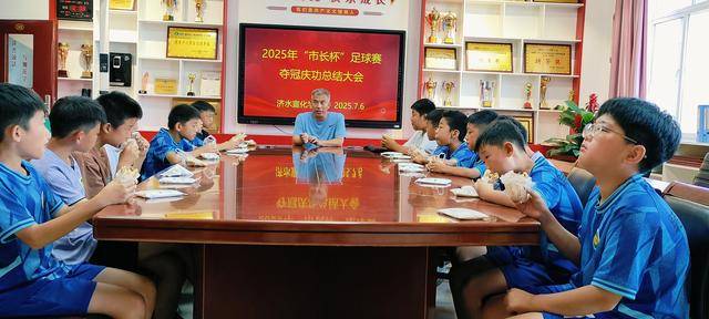 济源：济水宣化学校足球队荣获校园足球“市长杯”小学组冠军