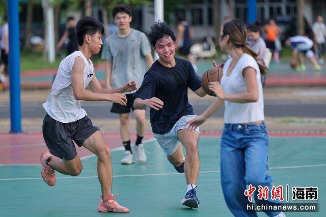 海外华裔大学生海南研习行：篮球赛架起友谊桥梁