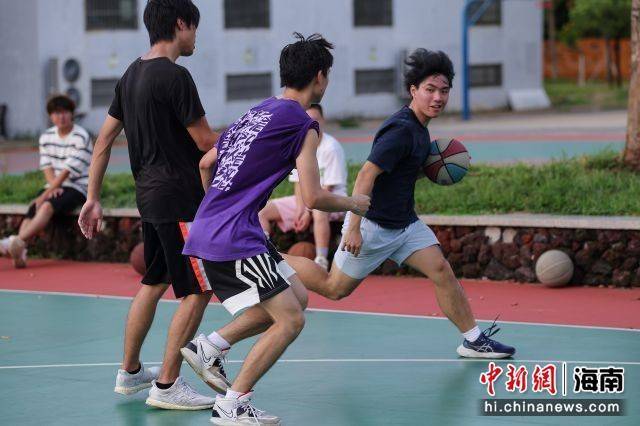 海外华裔大学生海南研习行：篮球赛架起友谊桥梁