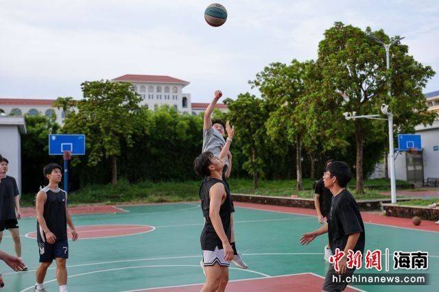 海外华裔大学生海南研习行：篮球赛架起友谊桥梁