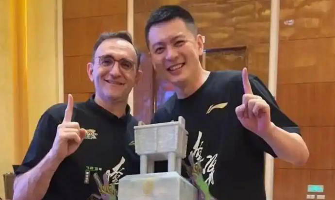乌戈宣布加盟NBA球队克利夫兰骑士
，签约克利夫兰骑士，杨鸣感慕