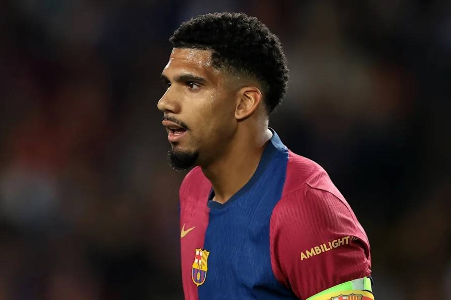 巴塞罗那精简中后卫巴塞罗那
，阿劳霍斩钉截铁表忠心