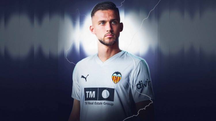 官方：瓦伦西亚签下马洛卡后卫科佩特马洛卡
，双方签约至2029年