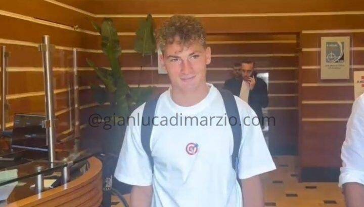 S-埃斯波西托接受卡利亚里的体检:很高兴来到这里卡利亚里
,加油卡利亚里