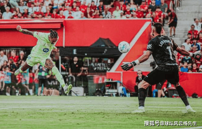 西甲战火重燃马洛卡
，巴萨3-0大胜马洛卡，马洛卡两人染红吞苦果