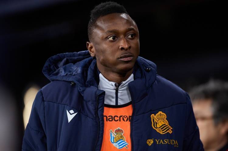 记者：瓦伦西亚寻求引进前锋皇家社会
，与皇家社会商谈再次租借萨迪克