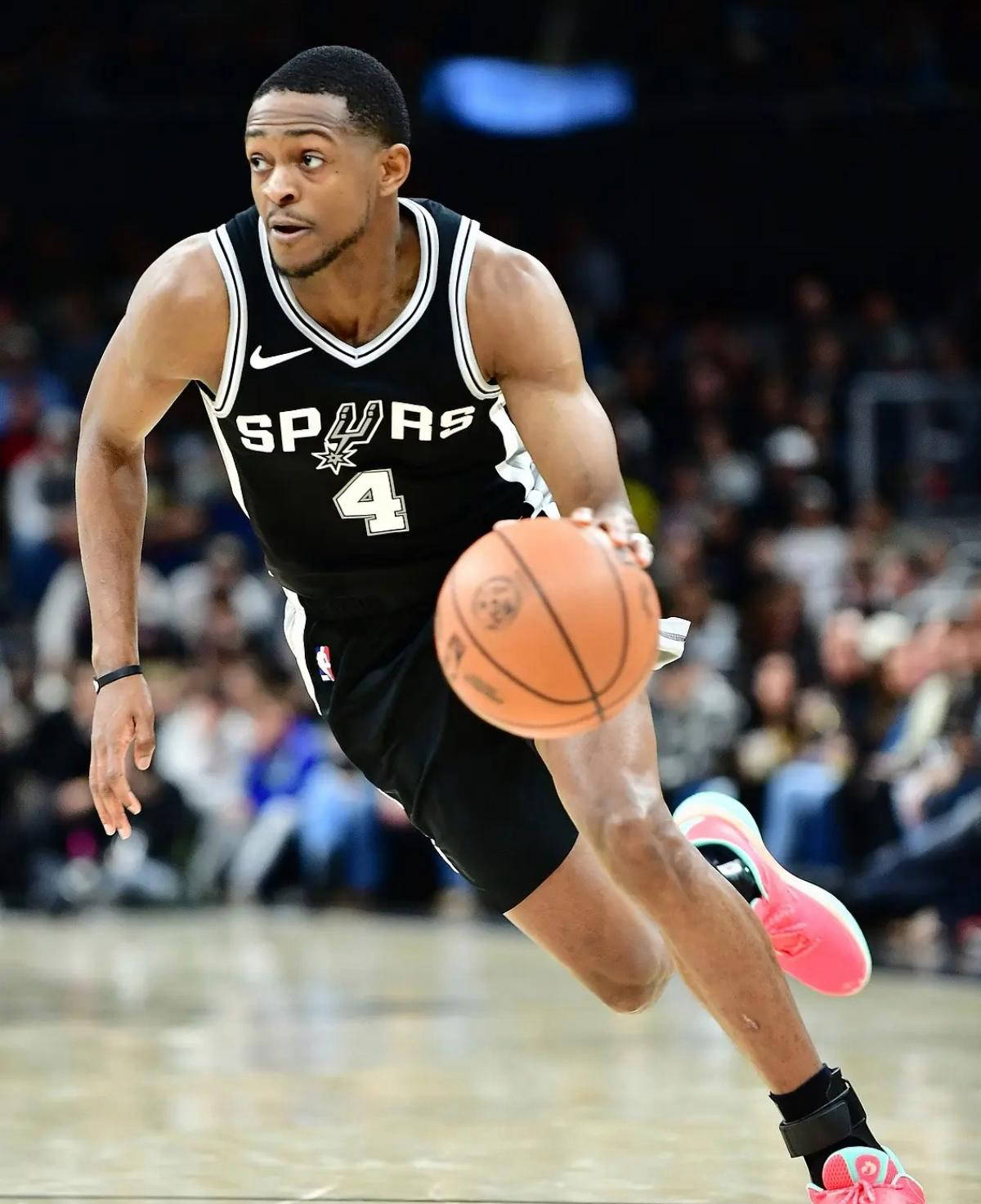 圣安东尼奥马刺续约达龙福克斯圣安东尼奥马刺
，薪水或有变动