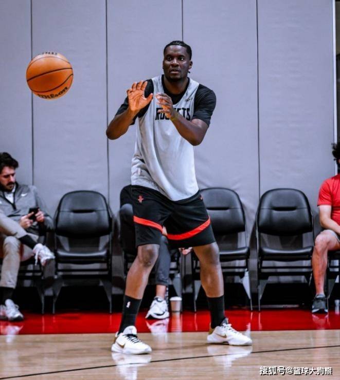 2场狂胜31个篮板！火箭队3高塔+前锋群镇守篮下火箭队
，优势再次扩大