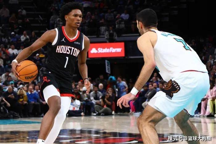 年薪仅3190万！2场19助攻+32分火箭队
，火箭队白菜价捡漏，23岁新人变巨星