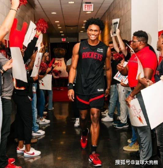 2场三分球3中2火箭队
,再轰30分!火箭队新射手崛起,22岁后卫缺啥补啥