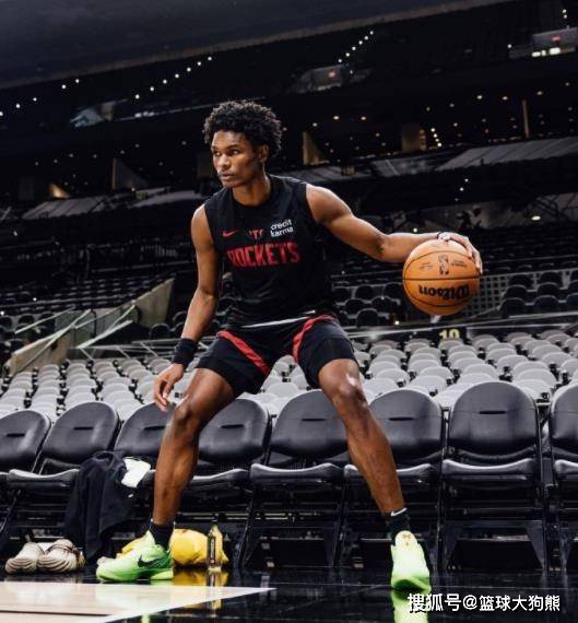 2场三分球3中2火箭队
,再轰30分!火箭队新射手崛起,22岁后卫缺啥补啥