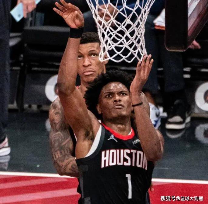 2场三分球3中2火箭队
,再轰30分!火箭队新射手崛起,22岁后卫缺啥补啥