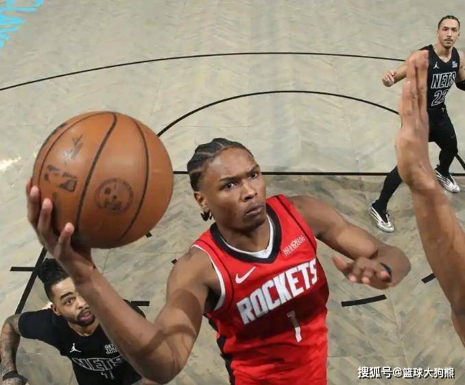 2场三分球3中2火箭队
,再轰30分!火箭队新射手崛起,22岁后卫缺啥补啥