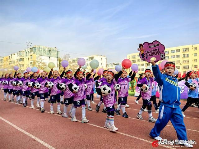 绿茵场燃情校园足球
！昌吉市第十小学迎来“校园足球盛宴”
