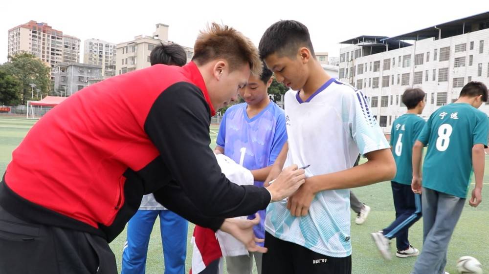 【文明观赛 精彩有校园足球
我】湘超永州队走进宁远校园 捐赠装备点燃足球梦想