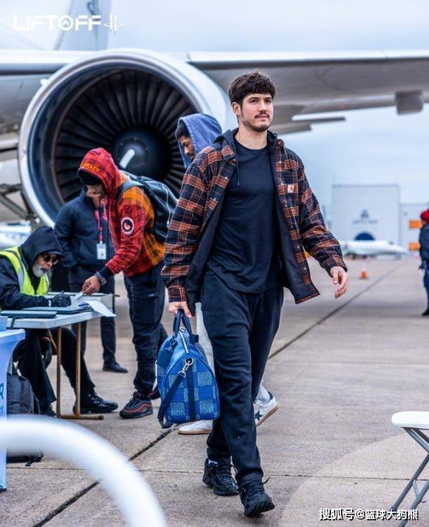 好久不见！范弗里特现身火箭队主场火箭队
，为队友加油！化身临时指导？