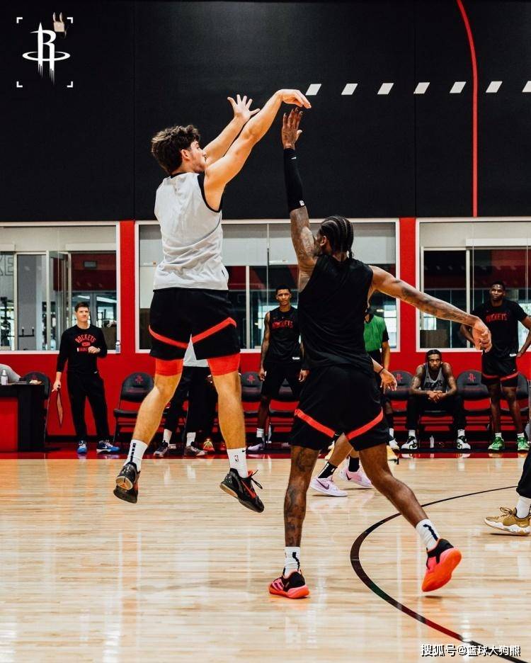 好久不见！范弗里特现身火箭队主场火箭队
，为队友加油！化身临时指导？