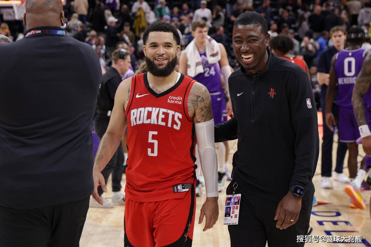 好久不见！范弗里特现身火箭队主场火箭队
，为队友加油！化身临时指导？