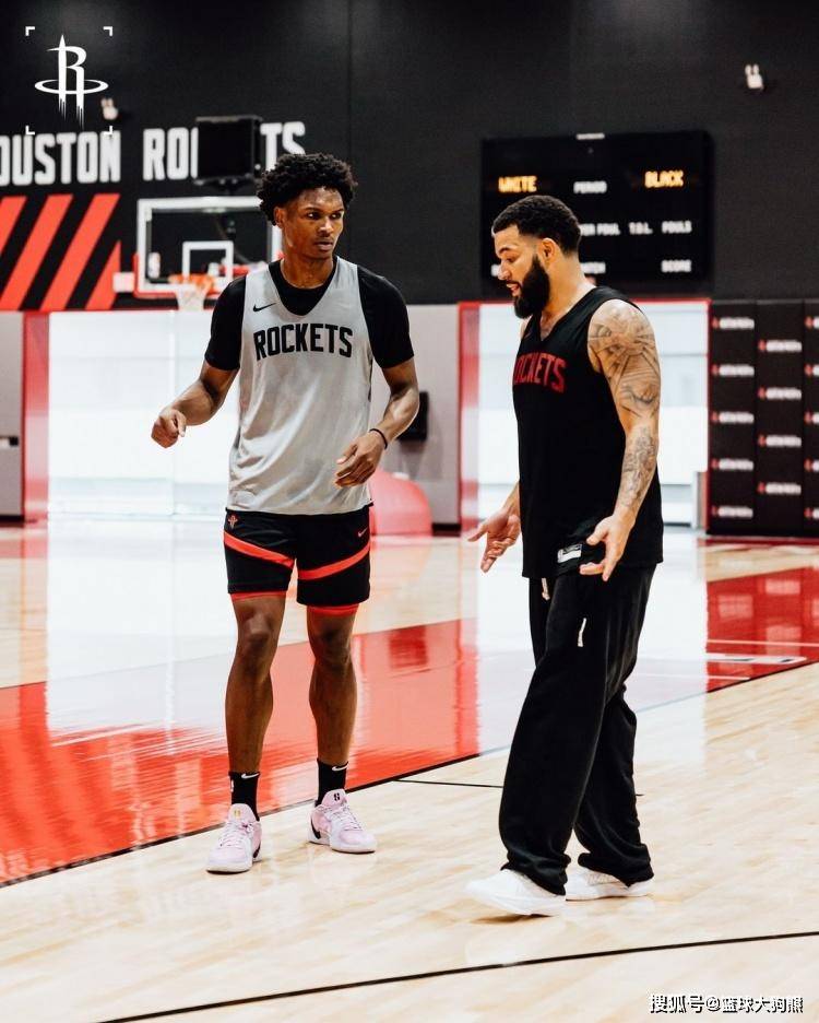 好久不见！范弗里特现身火箭队主场火箭队
，为队友加油！化身临时指导？