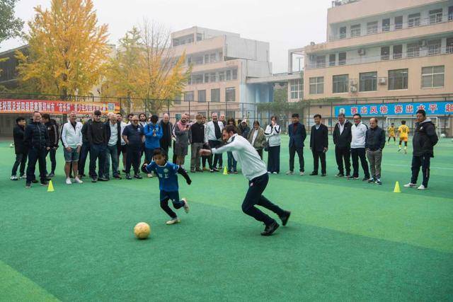 郑上路小学接待英国斯托克波特郡队开展中英校园足球友好交流