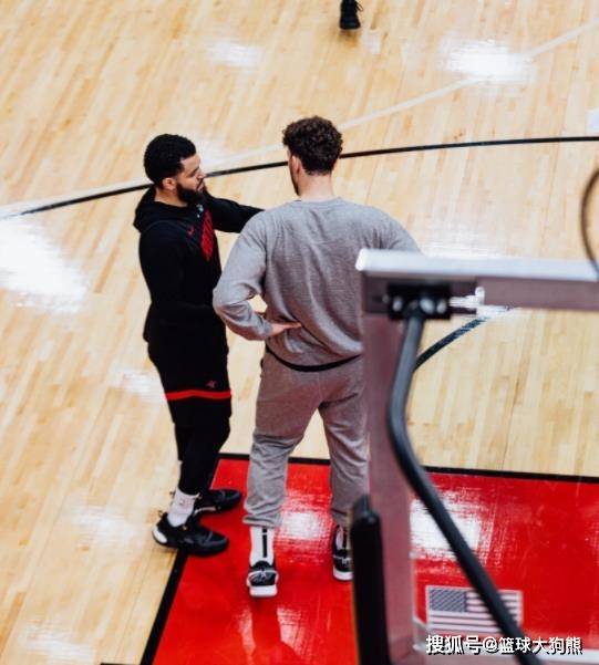 故地重游!火箭队挑战猛龙火箭队,范弗里特随队前往客场,化身“球员教练”?