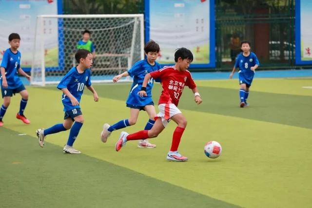 足球“班超”开战校园足球
！北京“校园足球主题月”启动