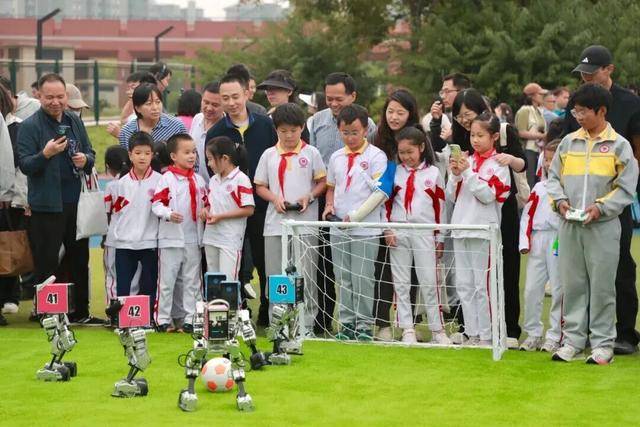 足球“班超”开战校园足球
！北京“校园足球主题月”启动