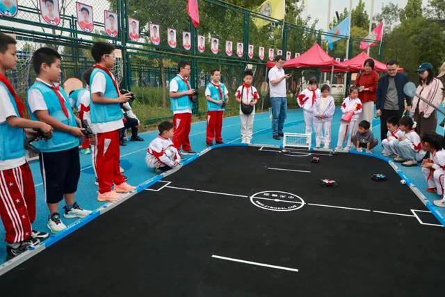 足球“班超”开战校园足球
！北京“校园足球主题月”启动