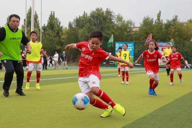 足球“班超”开战校园足球
！北京“校园足球主题月”启动