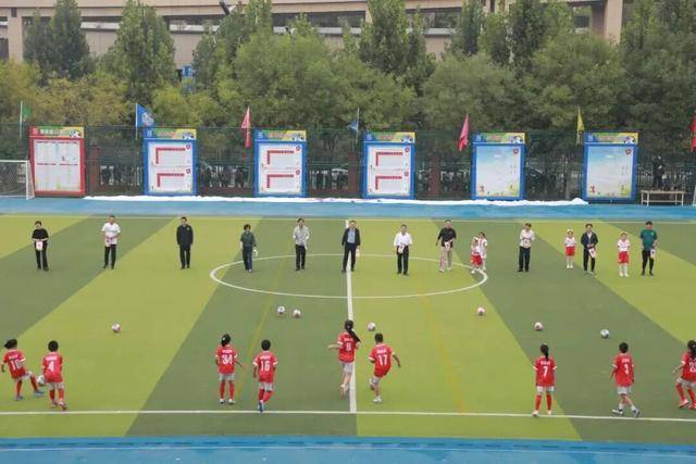 足球“班超”开战校园足球
！北京“校园足球主题月”启动